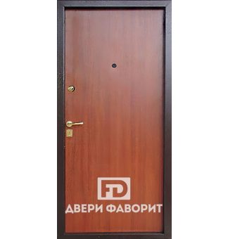 представлена металлическая дверь с отделкой ламинированная панель