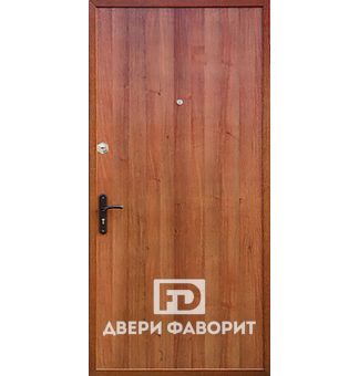 дверь из металла с двумя замками отделана ламинированной панелью