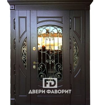 Входная двустворчатая дверь с ковкой и стеклом
