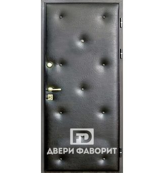 недорогая дверь из металла с отделкой из дермантина и МДФ