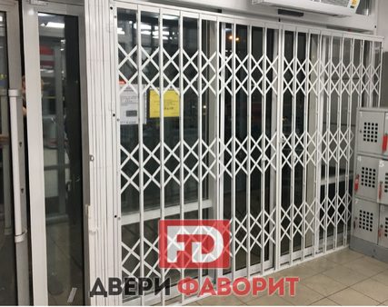 раздвижная решетчатая дверь для торговых помещений, установленная в наклад