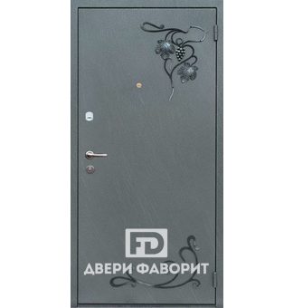 стальная дверь с цинкогрунтом украшена ковкой в виде виноградной лозы
