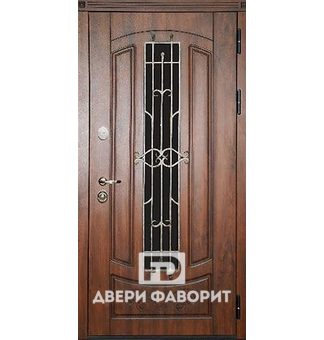 стальная дверь с ковкой и стеклом в коттедж, отделка шпоном