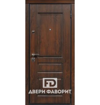 дверь уличная стальная с терморазрывом отделана тёмно коричневым мдф под дерево