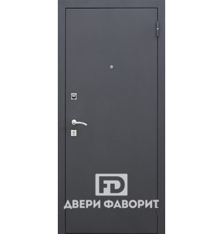 входная уличная дверь окрашена цинкогрунтом чёрного цвета