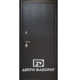 дверь уличная с тремя петлями отделана черным цинкогрунтом