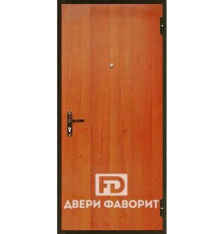металлическая дверь с одним замком, отделана ламинированной панелью под дерево